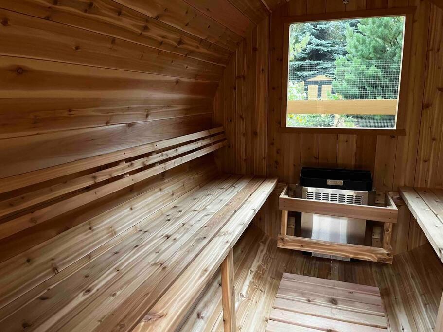 Pine Cone Cabin By Stayin Radium Hot Springs Exterior photo