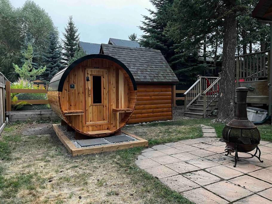 Pine Cone Cabin By Stayin Radium Hot Springs Exterior photo